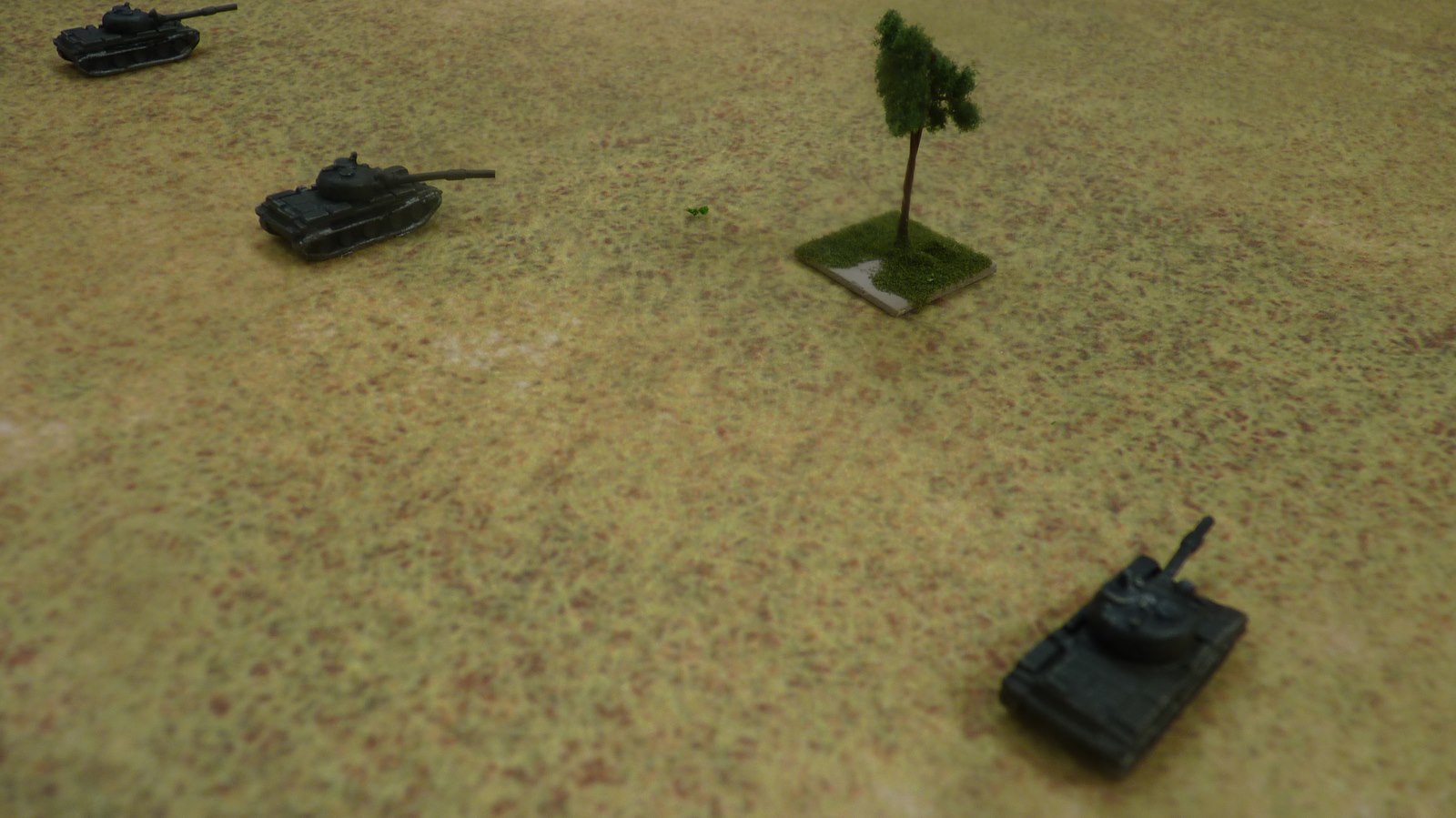 Angolan tanks advance in the open looking for targets